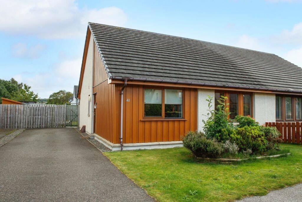 Modern 2 Bedroom Semi Detached House With Own Private Driveway Inverness Eksteriør billede